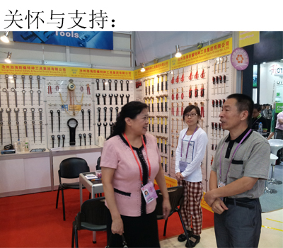 牛凤月副处长与付景义董事长亲切交谈